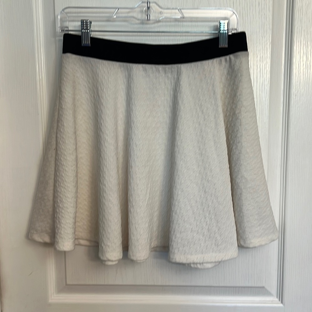 Olsenboye skirt size L, white with black elastic